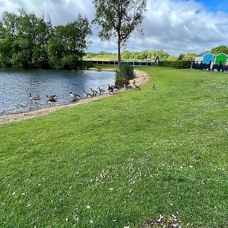 Waters Edge, Hoburne Cotswolds Villa South Cerney Ngoại thất bức ảnh