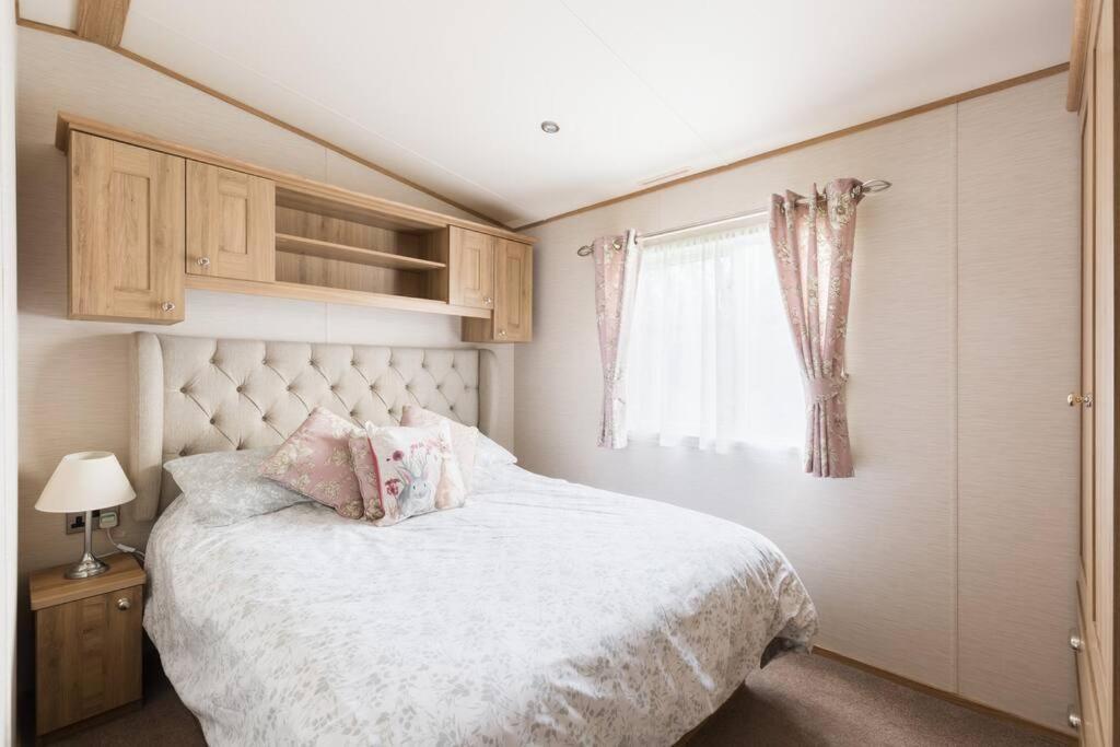 Waters Edge, Hoburne Cotswolds Villa South Cerney Ngoại thất bức ảnh