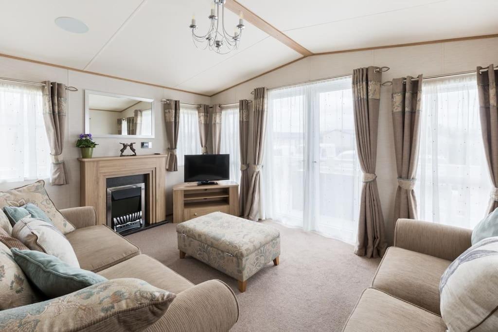 Waters Edge, Hoburne Cotswolds Villa South Cerney Ngoại thất bức ảnh