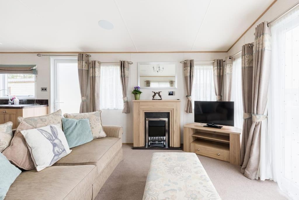 Waters Edge, Hoburne Cotswolds Villa South Cerney Ngoại thất bức ảnh