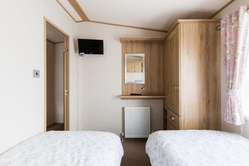 Waters Edge, Hoburne Cotswolds Villa South Cerney Ngoại thất bức ảnh