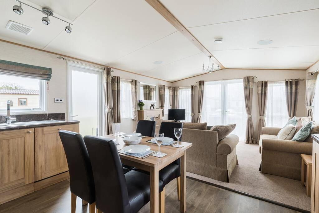 Waters Edge, Hoburne Cotswolds Villa South Cerney Ngoại thất bức ảnh