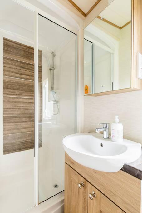 Waters Edge, Hoburne Cotswolds Villa South Cerney Ngoại thất bức ảnh