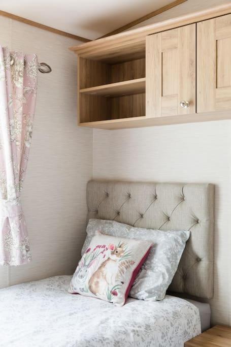 Waters Edge, Hoburne Cotswolds Villa South Cerney Ngoại thất bức ảnh