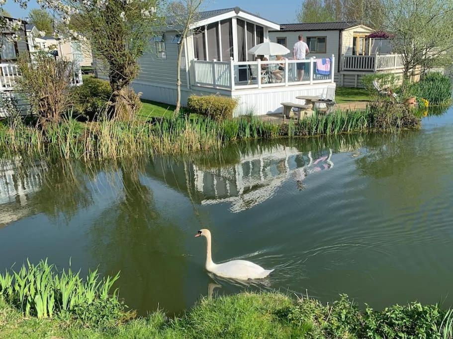 Waters Edge, Hoburne Cotswolds Villa South Cerney Ngoại thất bức ảnh