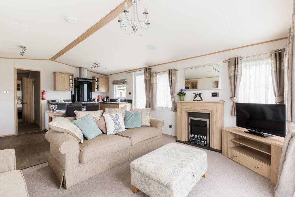 Waters Edge, Hoburne Cotswolds Villa South Cerney Ngoại thất bức ảnh