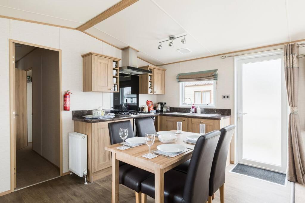 Waters Edge, Hoburne Cotswolds Villa South Cerney Ngoại thất bức ảnh