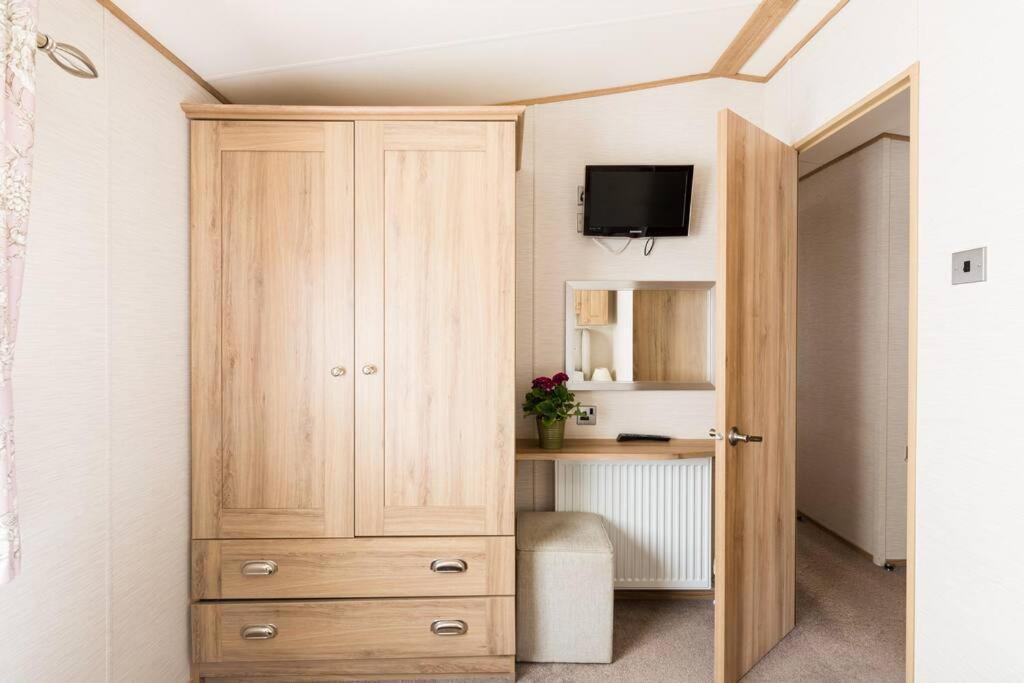 Waters Edge, Hoburne Cotswolds Villa South Cerney Ngoại thất bức ảnh
