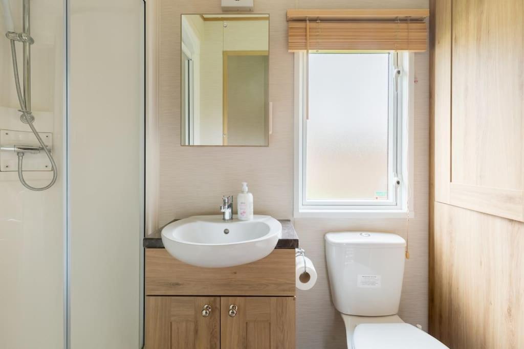 Waters Edge, Hoburne Cotswolds Villa South Cerney Ngoại thất bức ảnh
