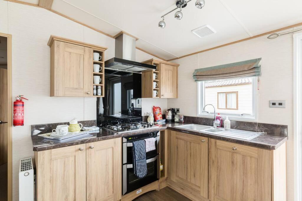 Waters Edge, Hoburne Cotswolds Villa South Cerney Ngoại thất bức ảnh