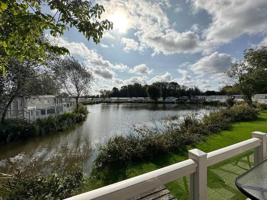 Waters Edge, Hoburne Cotswolds Villa South Cerney Ngoại thất bức ảnh