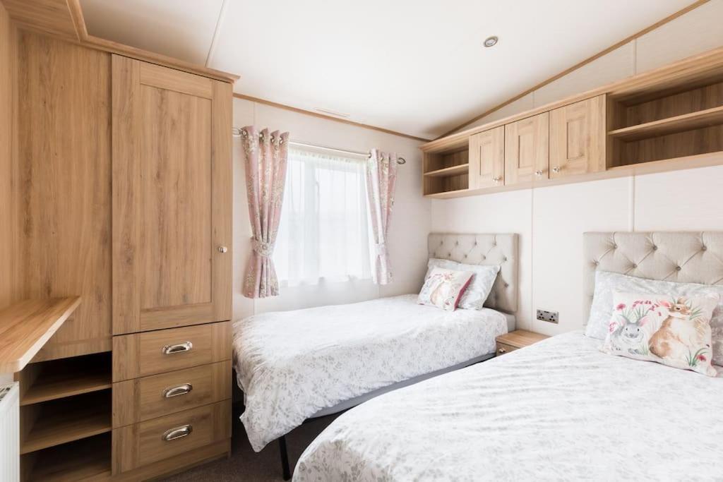 Waters Edge, Hoburne Cotswolds Villa South Cerney Ngoại thất bức ảnh