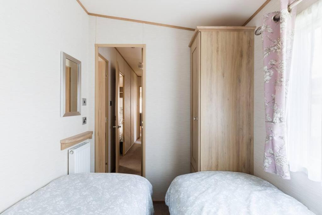 Waters Edge, Hoburne Cotswolds Villa South Cerney Ngoại thất bức ảnh