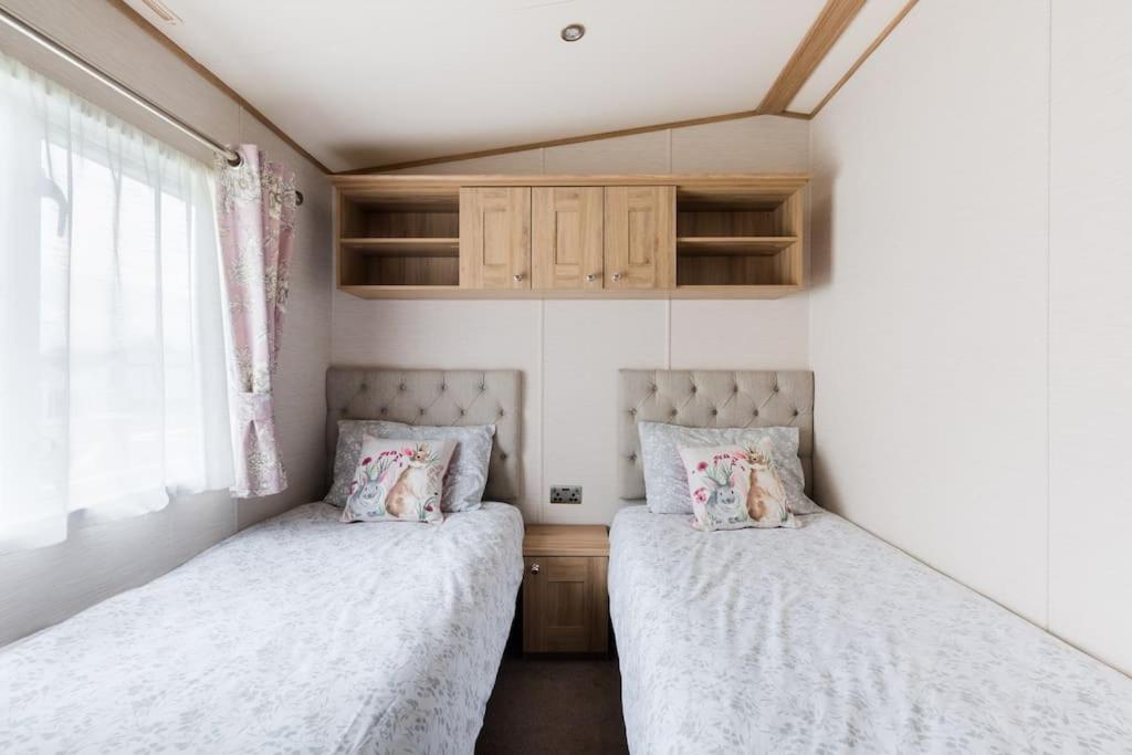Waters Edge, Hoburne Cotswolds Villa South Cerney Ngoại thất bức ảnh