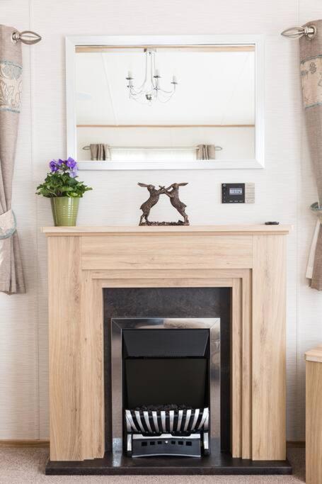 Waters Edge, Hoburne Cotswolds Villa South Cerney Ngoại thất bức ảnh