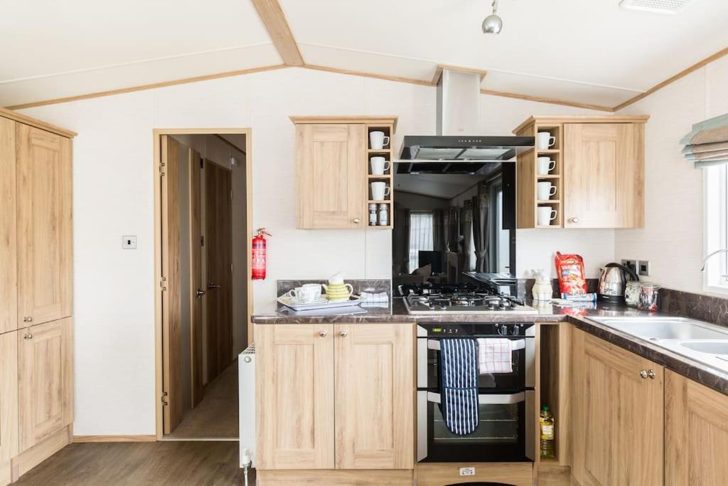 Waters Edge, Hoburne Cotswolds Villa South Cerney Ngoại thất bức ảnh
