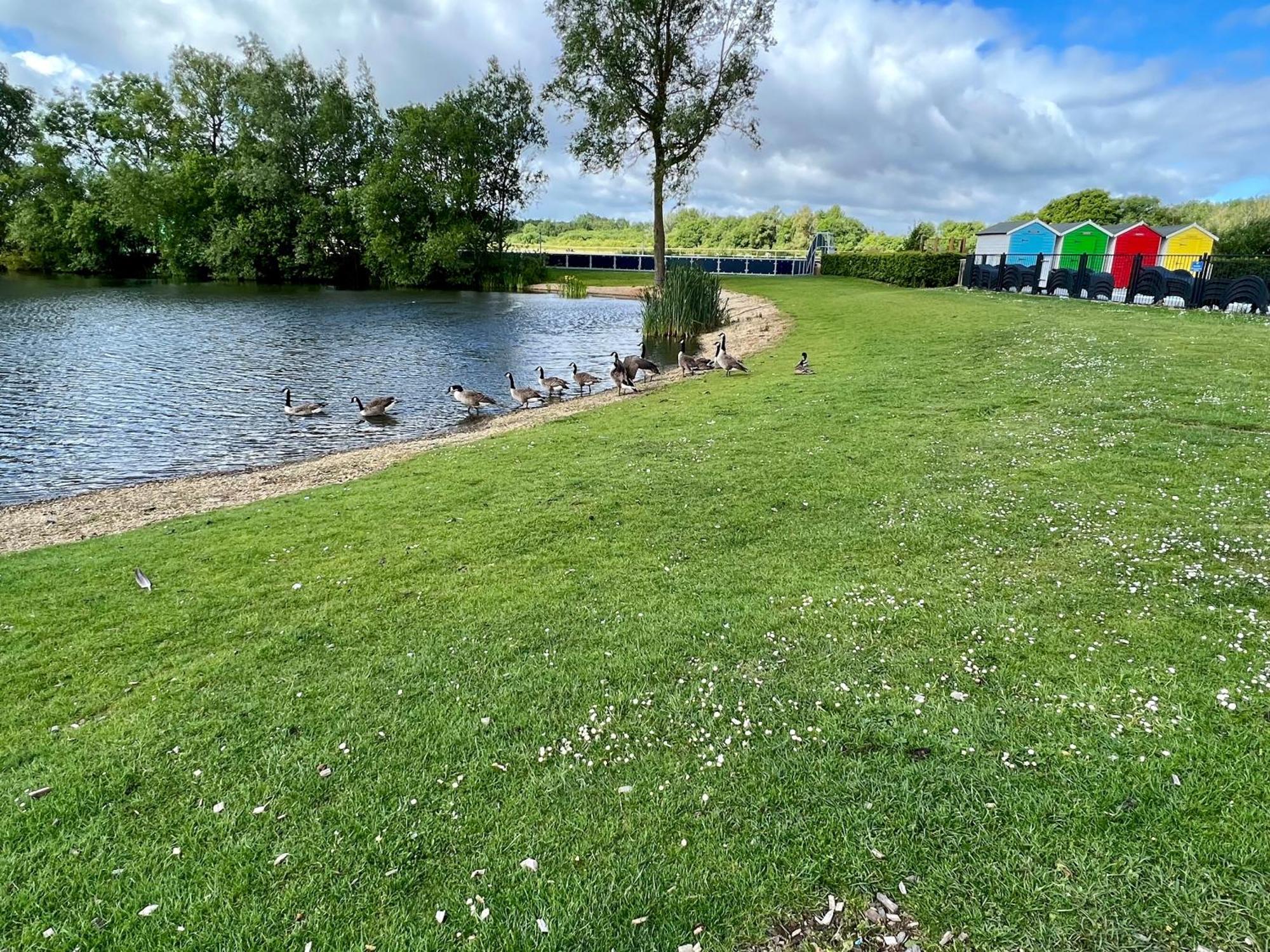 Waters Edge, Hoburne Cotswolds Villa South Cerney Ngoại thất bức ảnh